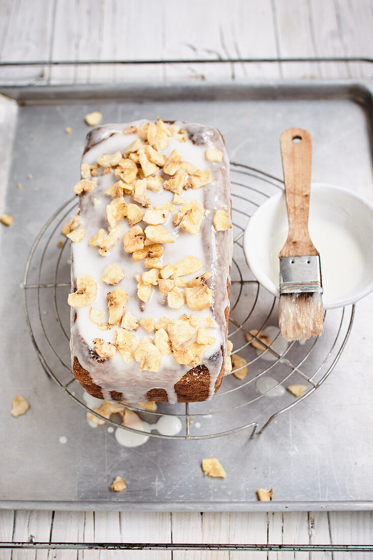 Banana bread with icing (vegan)