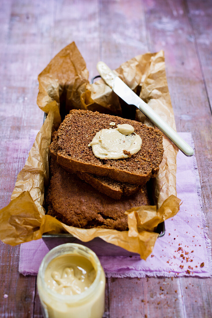 Fine almond butter wholemeal bread (vegan)