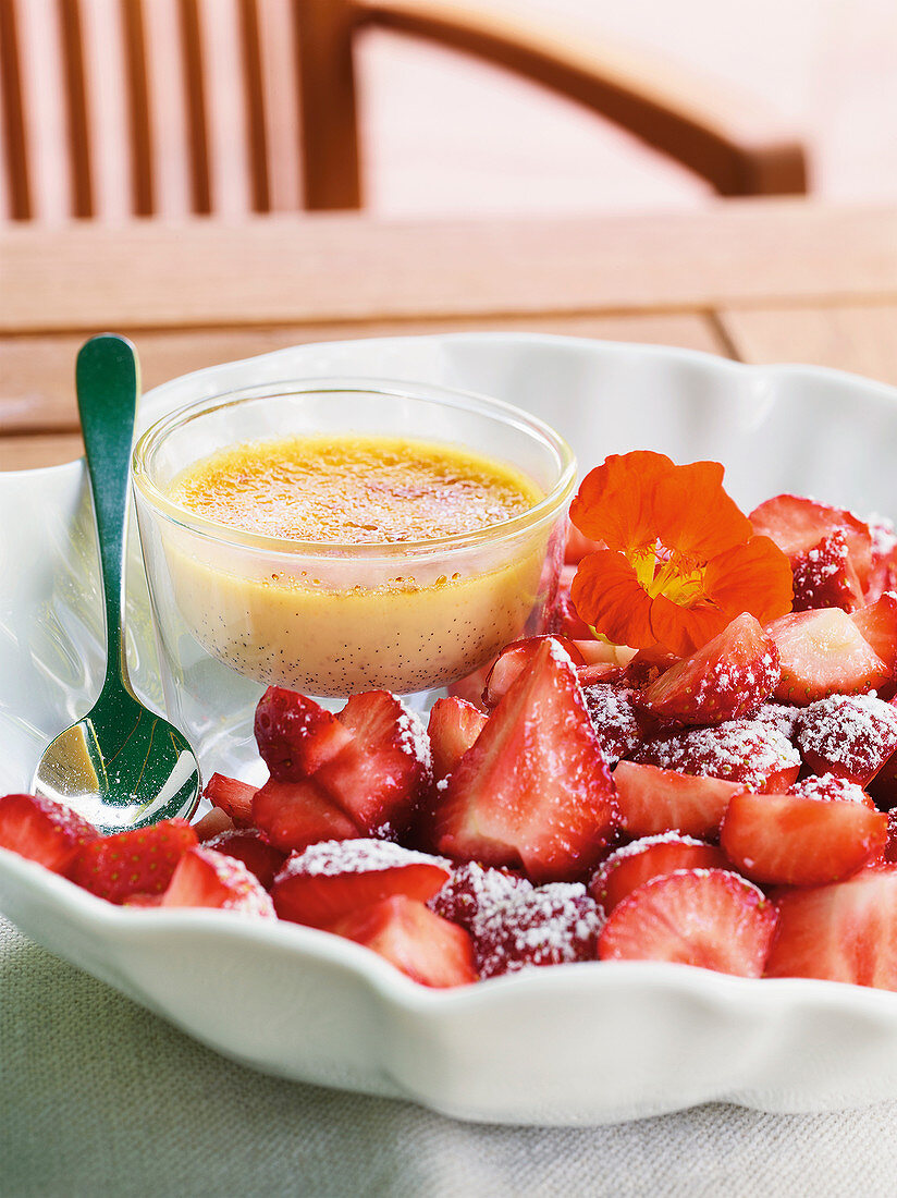 Crème brûlée with marinated strawberries