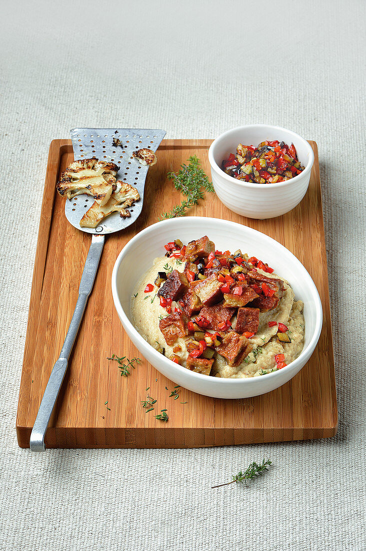 Gebratener Seitan mit gegrilltem Blumenkohlpüree