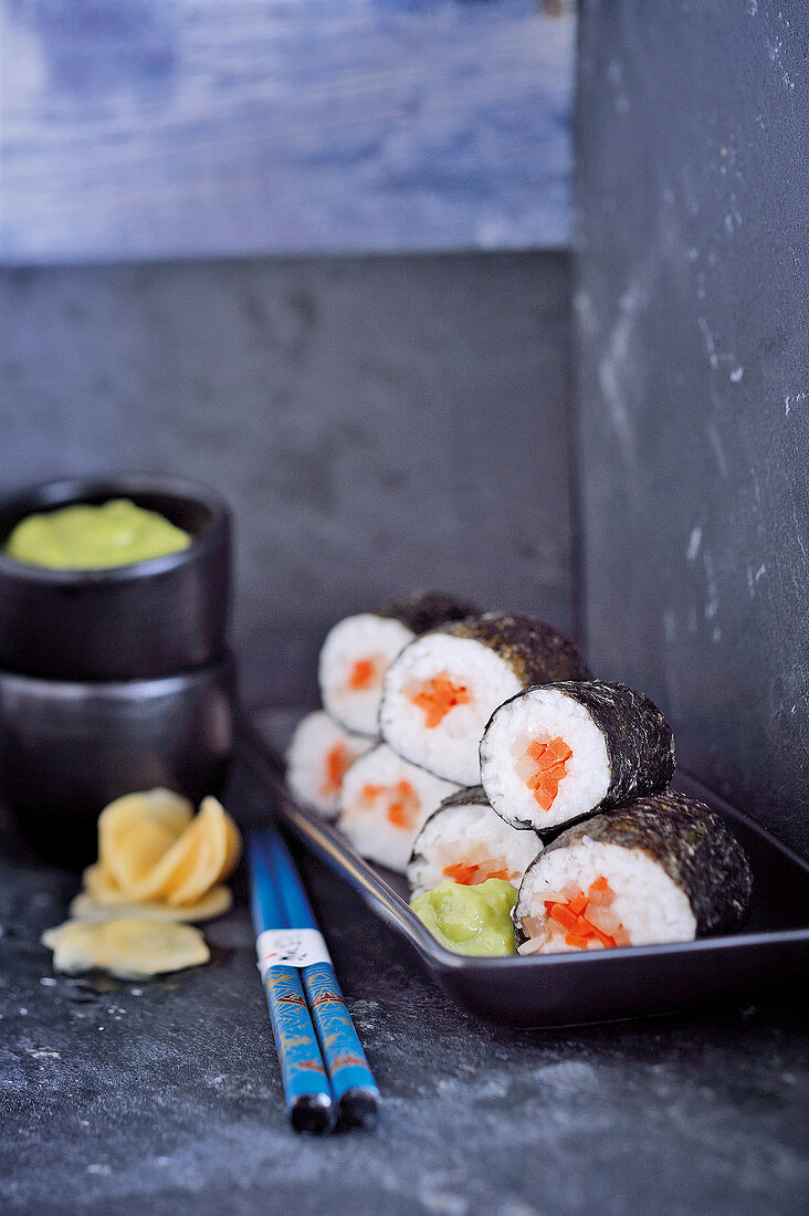 Vegane Maki-Sushi mit Avocado-Wasabi-Dip und Gari