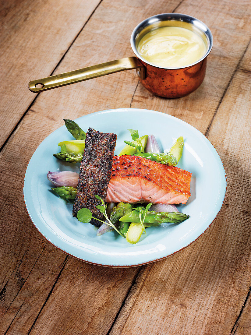 Gebeeftes Lachsfilet mit Spargel-Schalotten-Salat