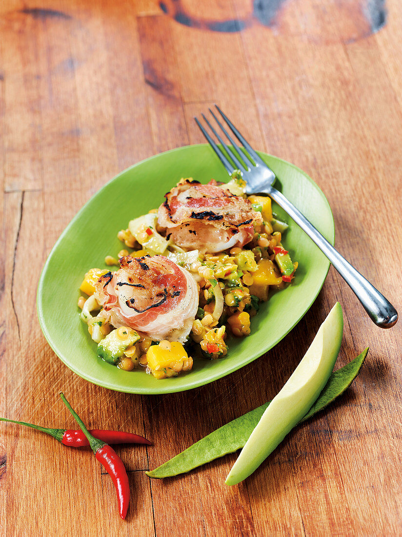 Gebeefte Jakobsmuscheln im Baconmantel auf Linsensalat