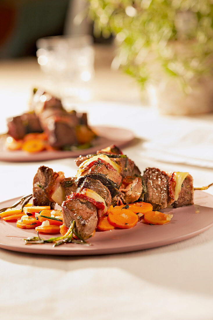 Meat skewers with sage