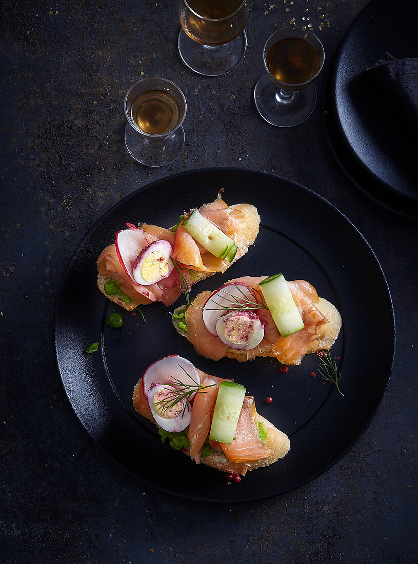 Sandwiches with salmon, peas, egg and radish