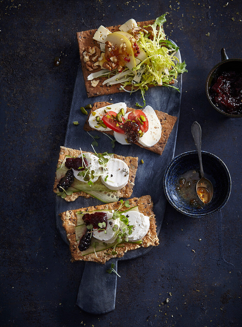 Crackers mit Käse, Brombeeren und Birne