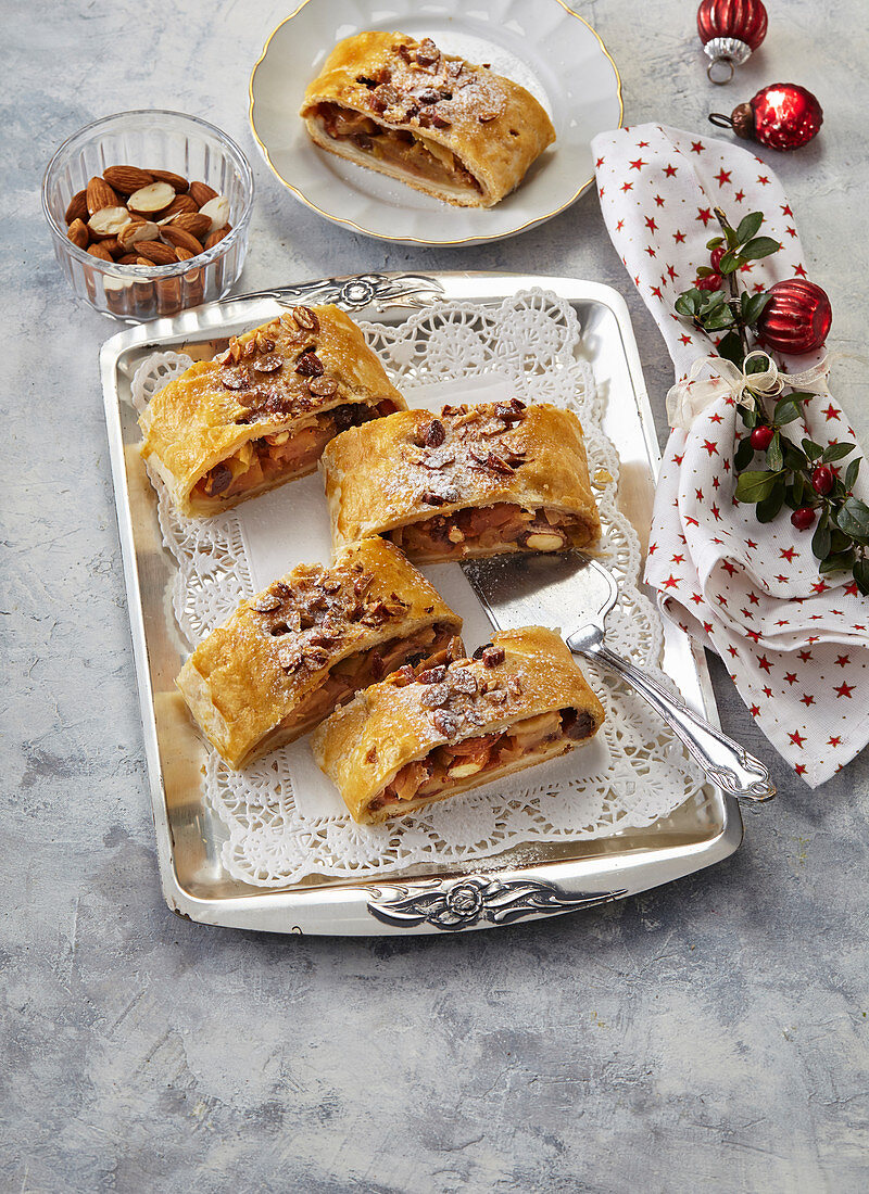 Apple strudel with almonds