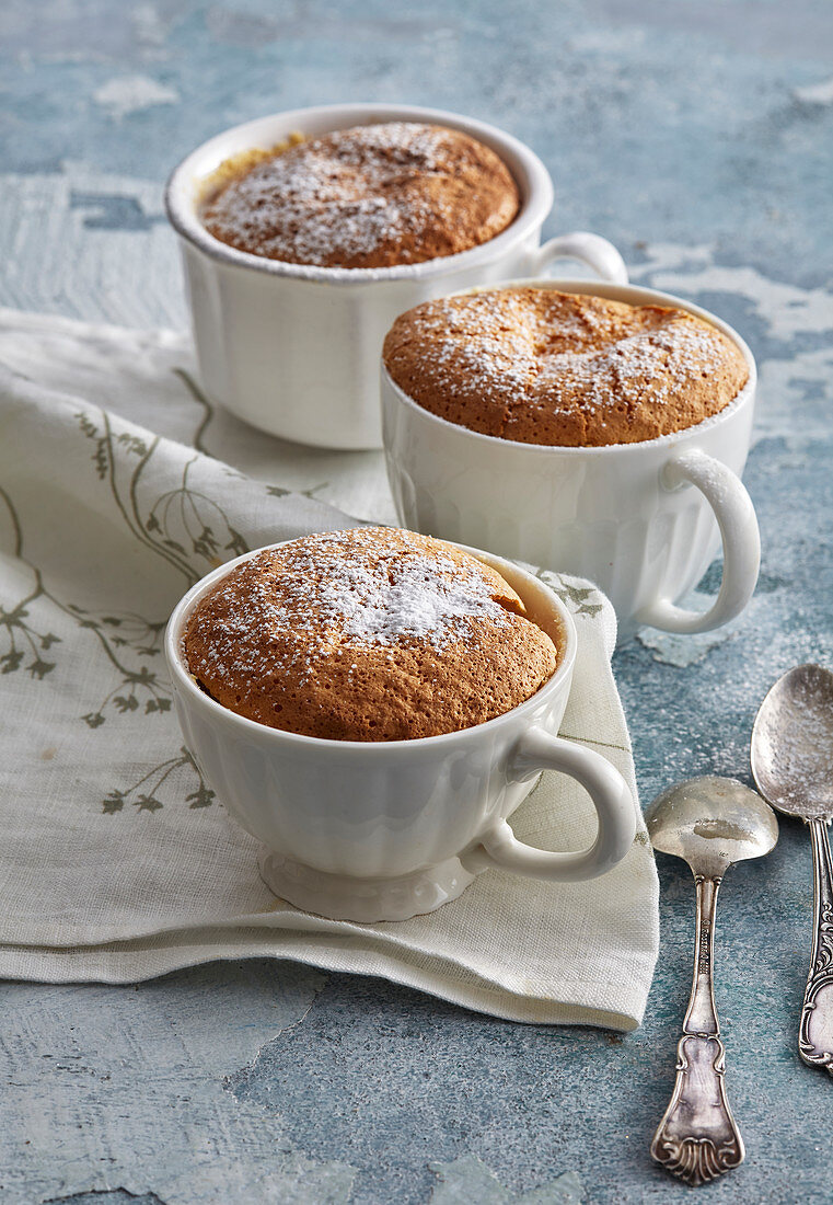 Gebackener Zitronenpudding in der Tasse