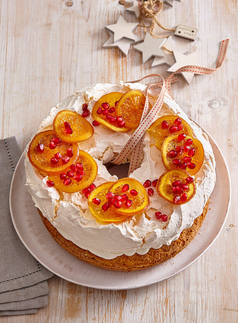 Weihnachts-Pavlova mit kandierten Orangen und Granatapfelkernen