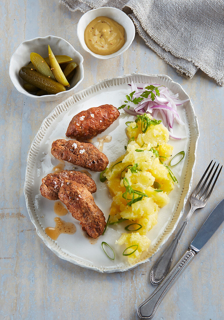 Cevapcici mit Kartoffelsalat