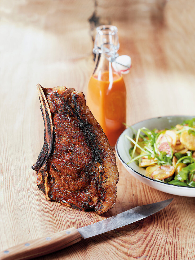 Gebeeftes Dry-Aged Roastbeef-Steak mit Bratkartoffelsalat