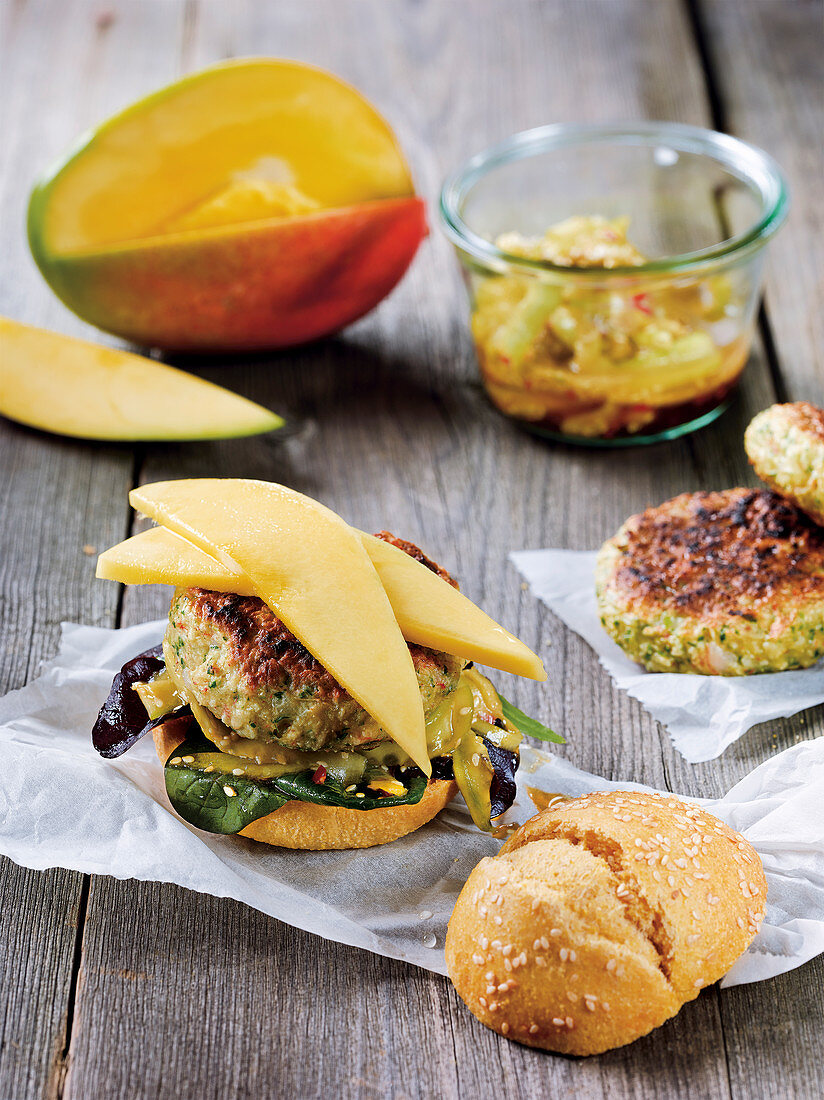 Gebeefter Garnelen-Burger mit Mango und Sesam-Gurkensalat