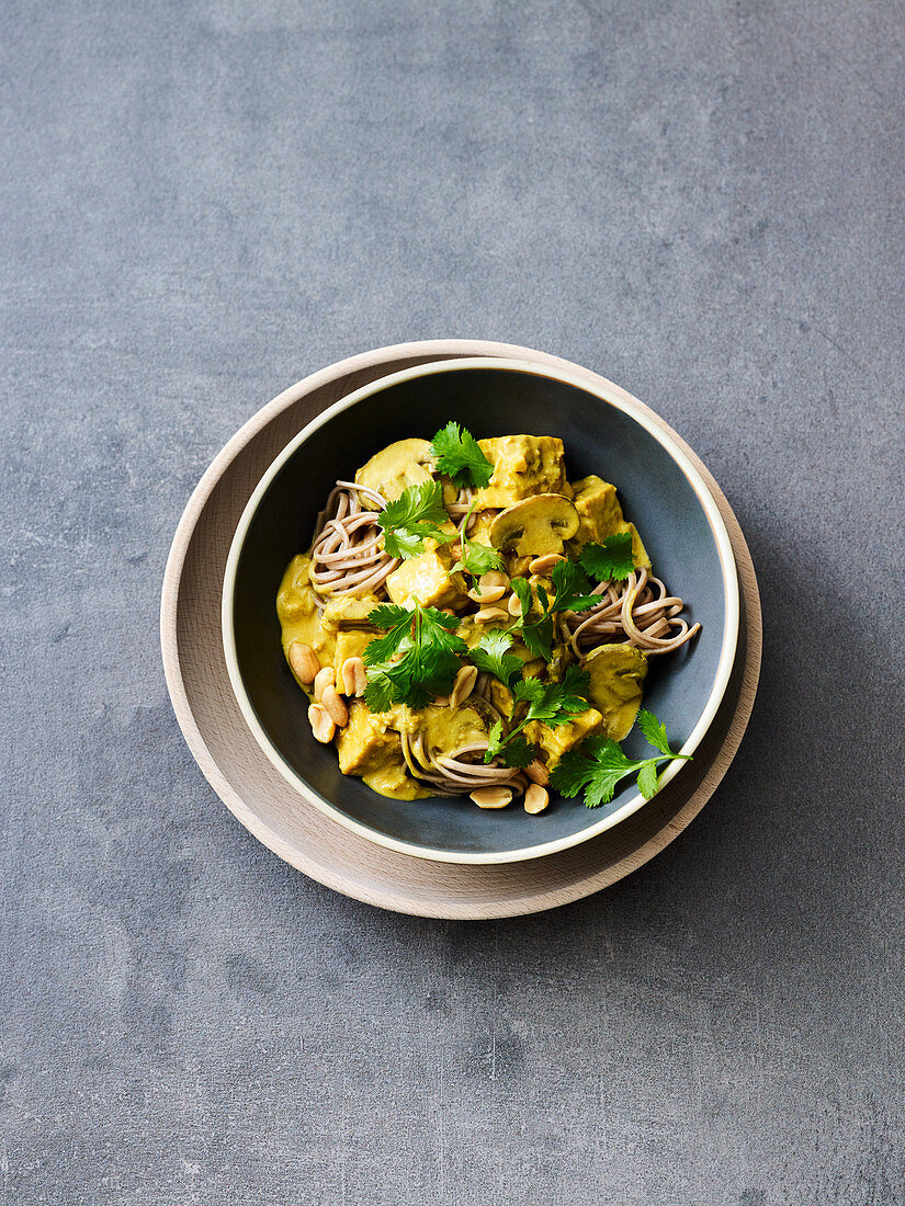 Yellow tempeh curry with mushrooms