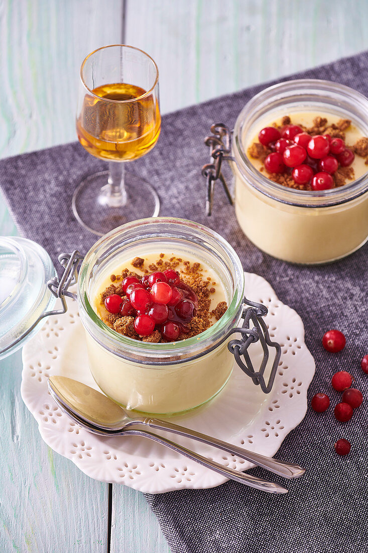 Vanillepudding mit Rum-Preiselbeeren und Lebkuchen-Streuseln