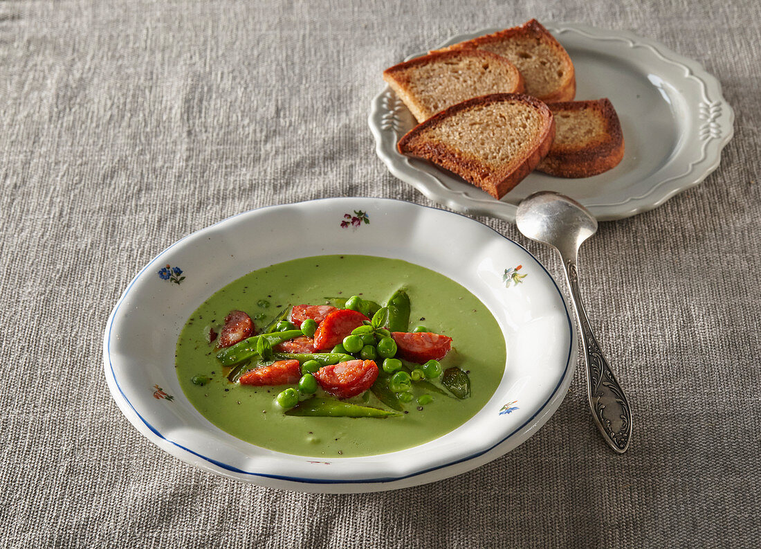 Erbsensuppe mit Wurst und Röstbrot