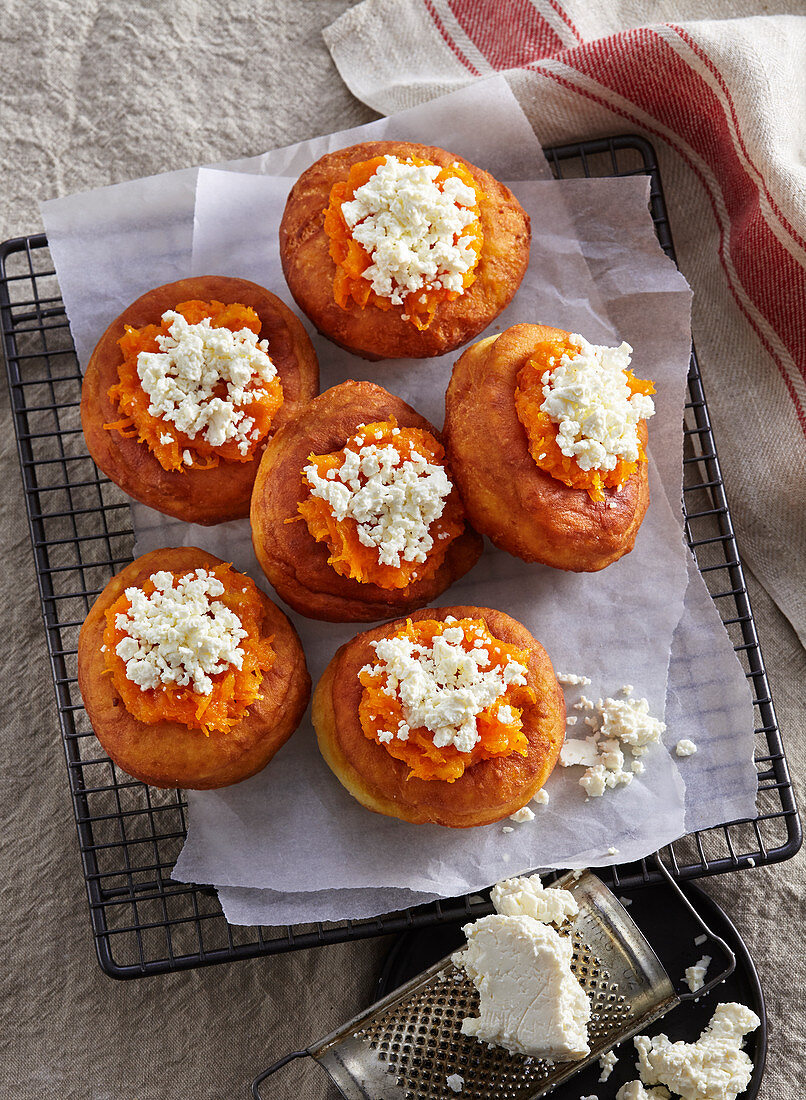 Kartoffelkrapfen mit Karottenmarmelade und Hüttenkäse