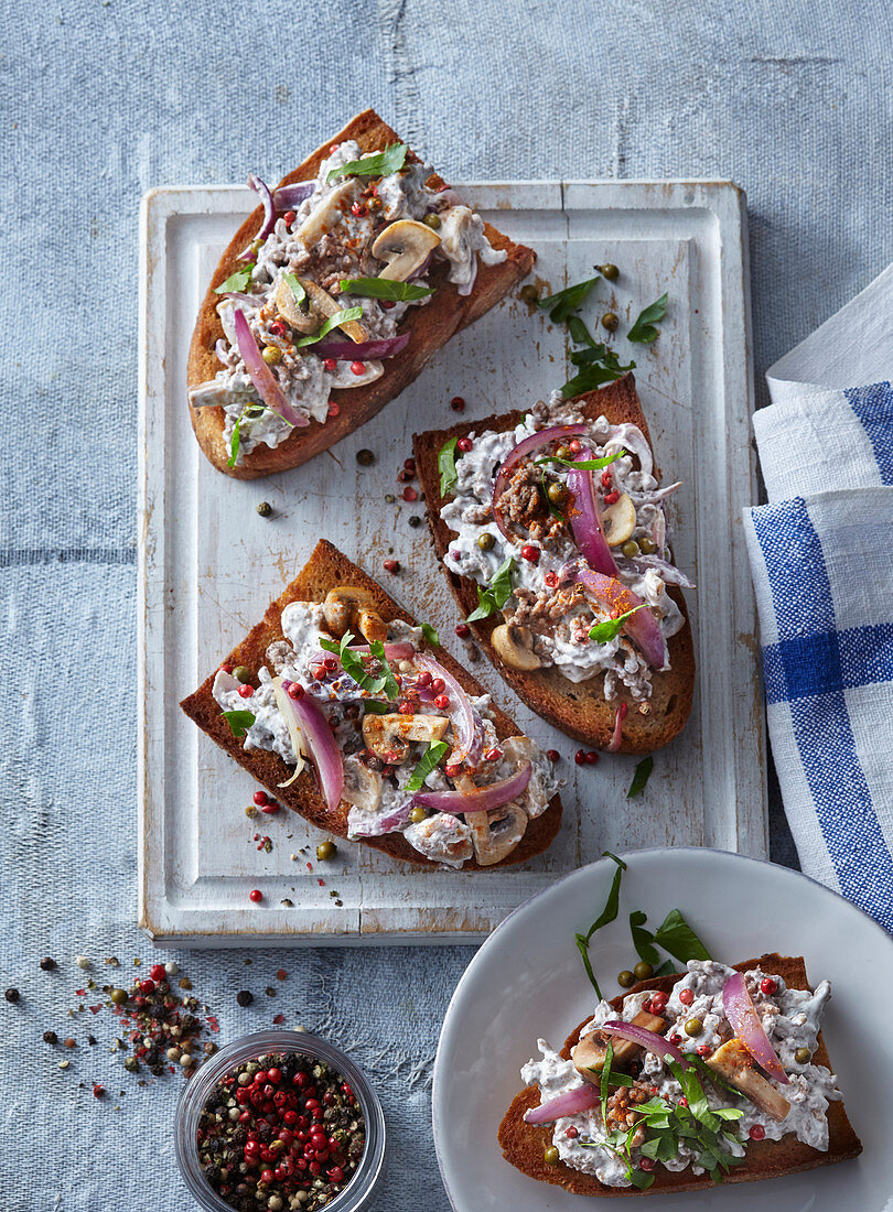 Würziger Toast mit Hackfleisch, Zwiebeln und Pilzen