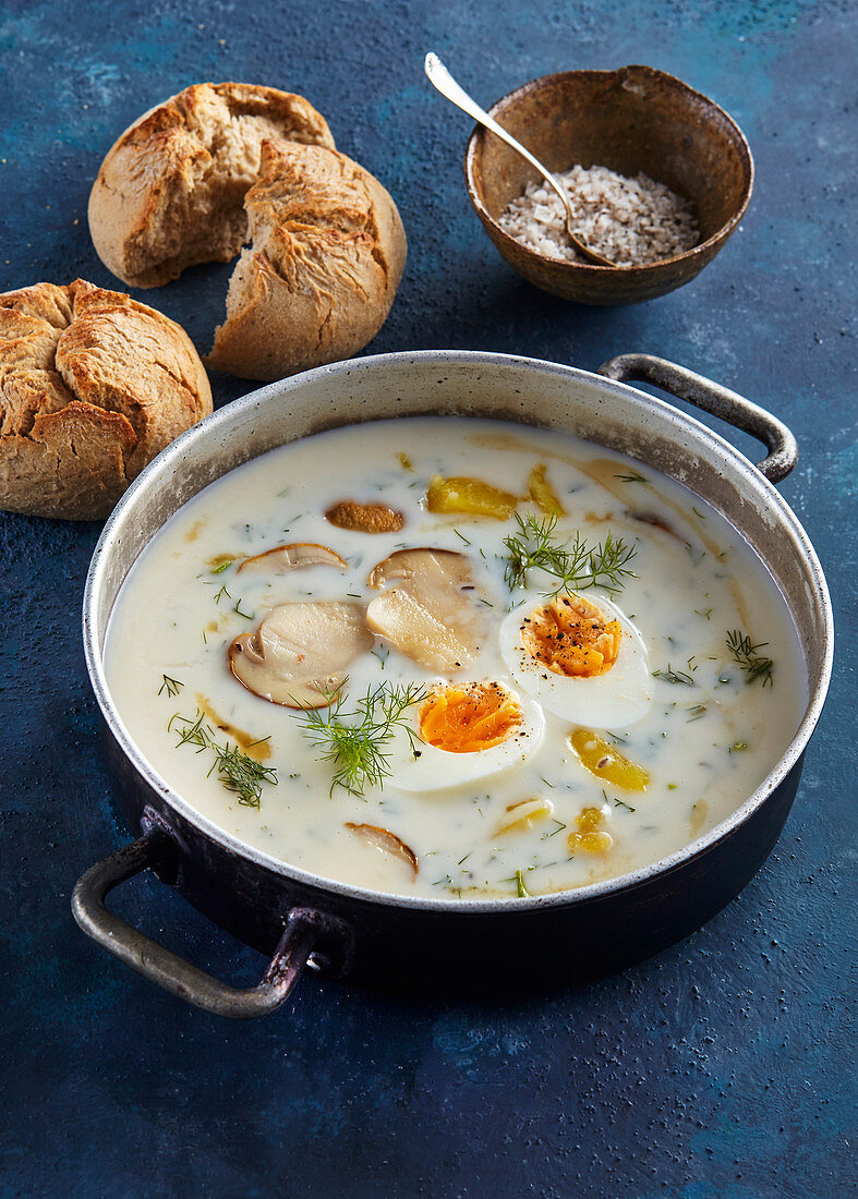 Sauerrahmsuppe mit Pilzen, Kartoffeln und gekochtem Ei