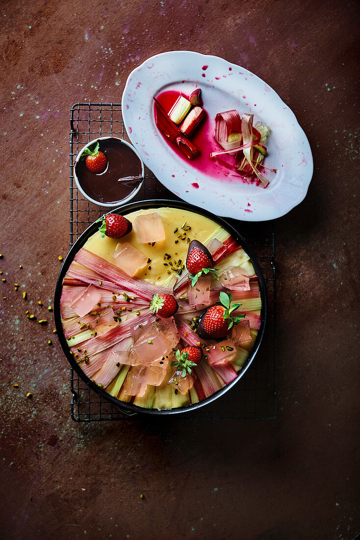 Rhabarber-Biskuittorte mit schokolierten Erdbeeren