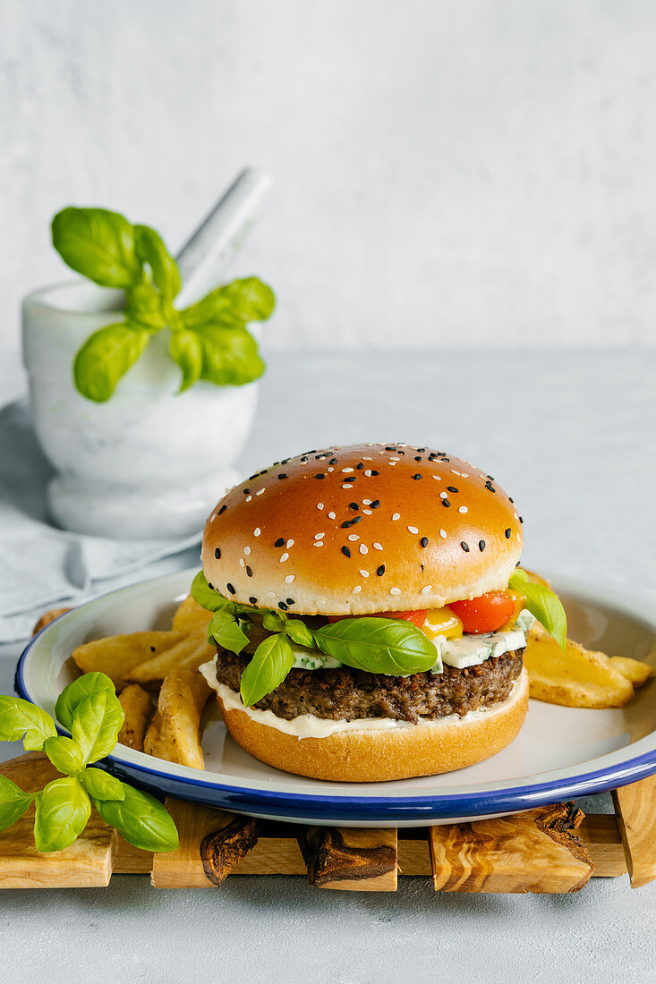 Beefburger mit Blauschimmelkäse, Basilikum und Senf-Barbecue-Sauce