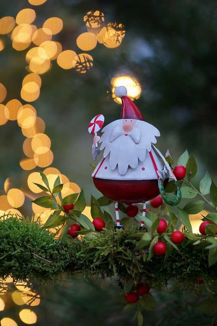 Weihnachtsmannfigur mit Mäusedorn und Moos