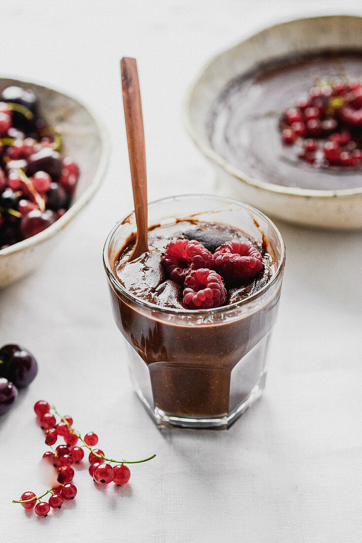 Veganer Hirse-Schokoladenpudding mit Himbeeren und Johannisbeeren