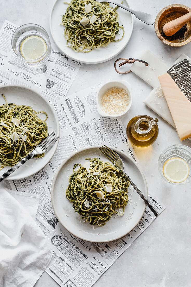 Spaghetti mit Pesto und Parmesan