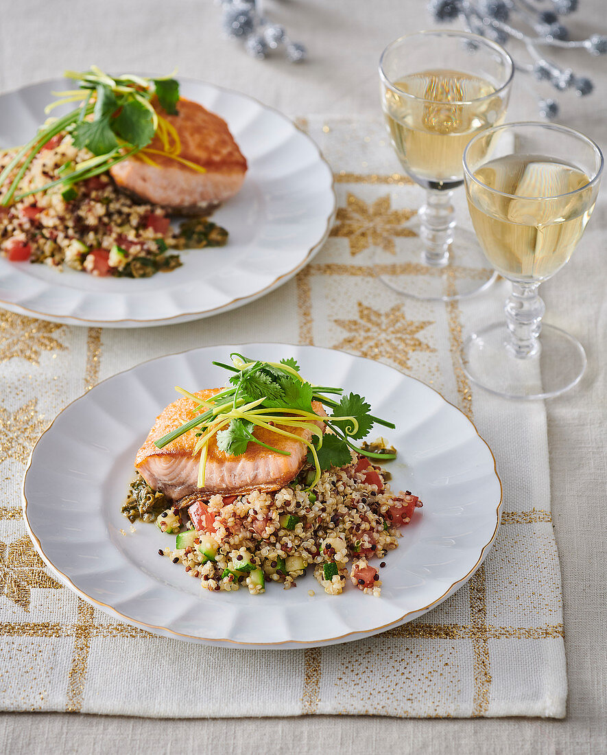 Lachs auf Quinoa mit Kapern, Tomaten und Zucchini (Weihnachten)