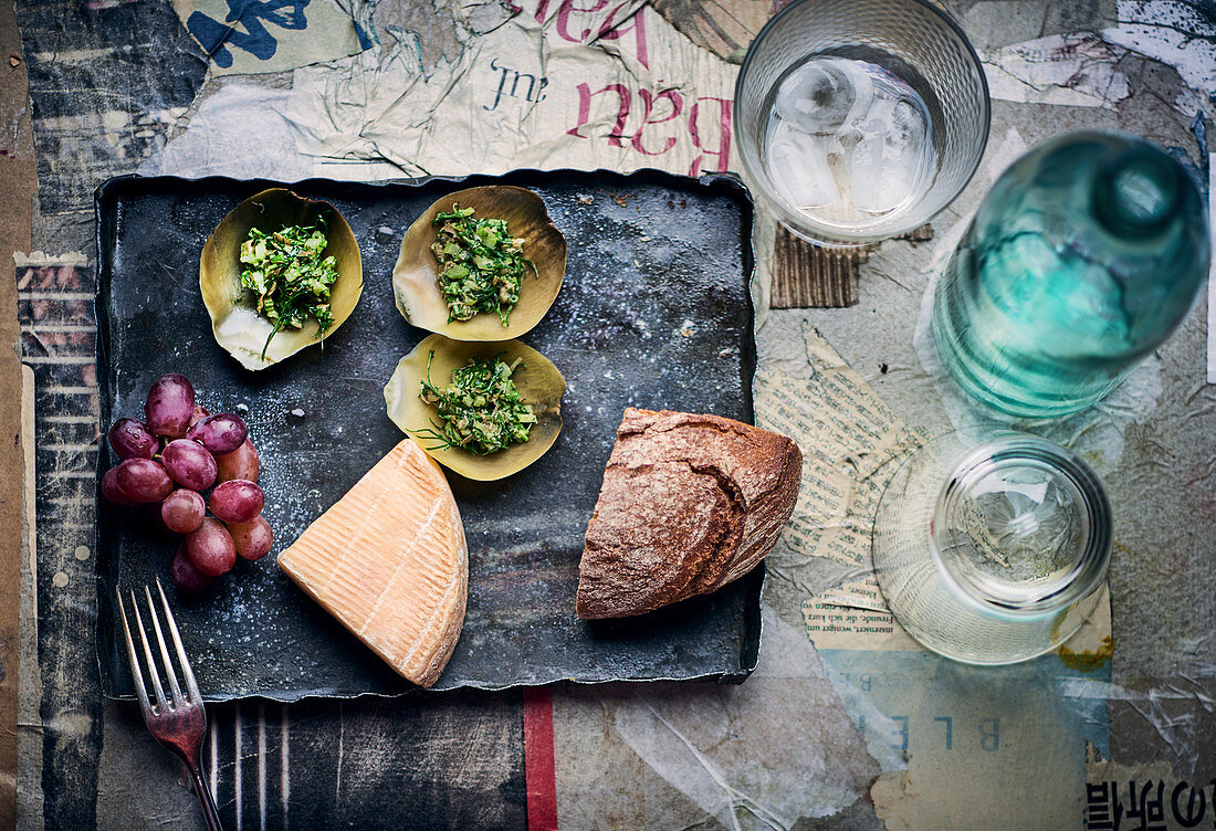 Artischocken mit Trauben und Weichkäse