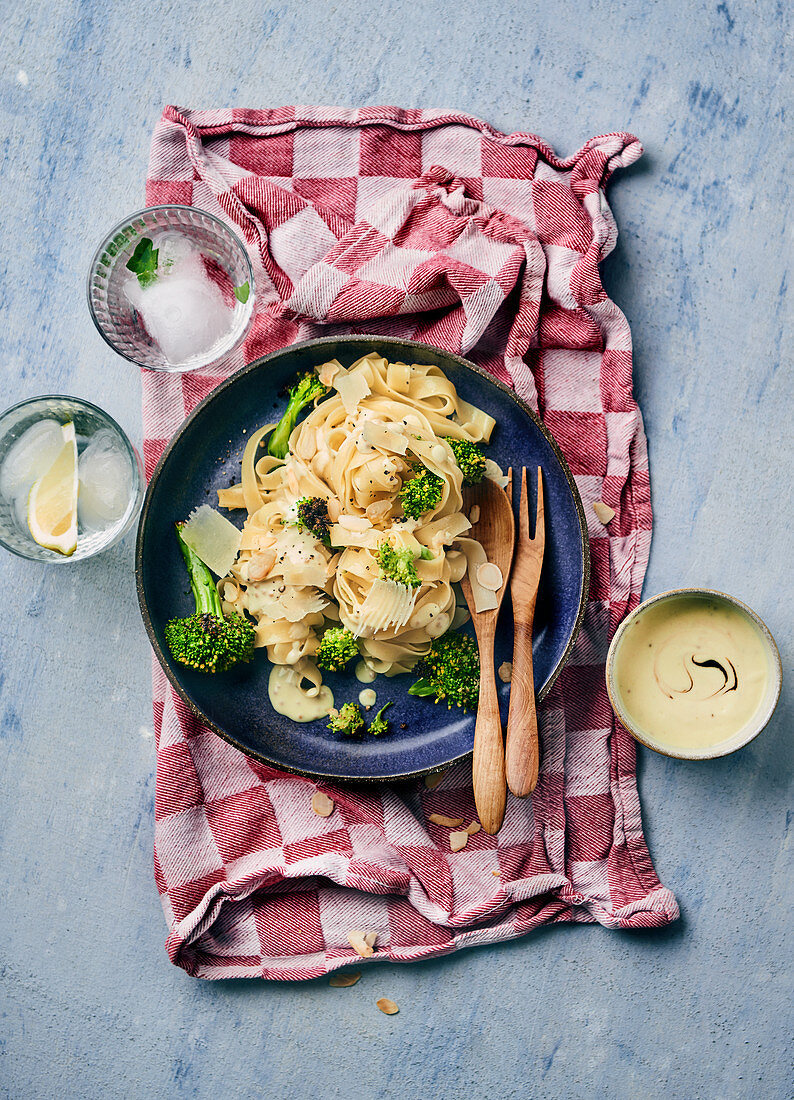 Tagliatelle mit Brokkoli, Mandeln und Parmesan