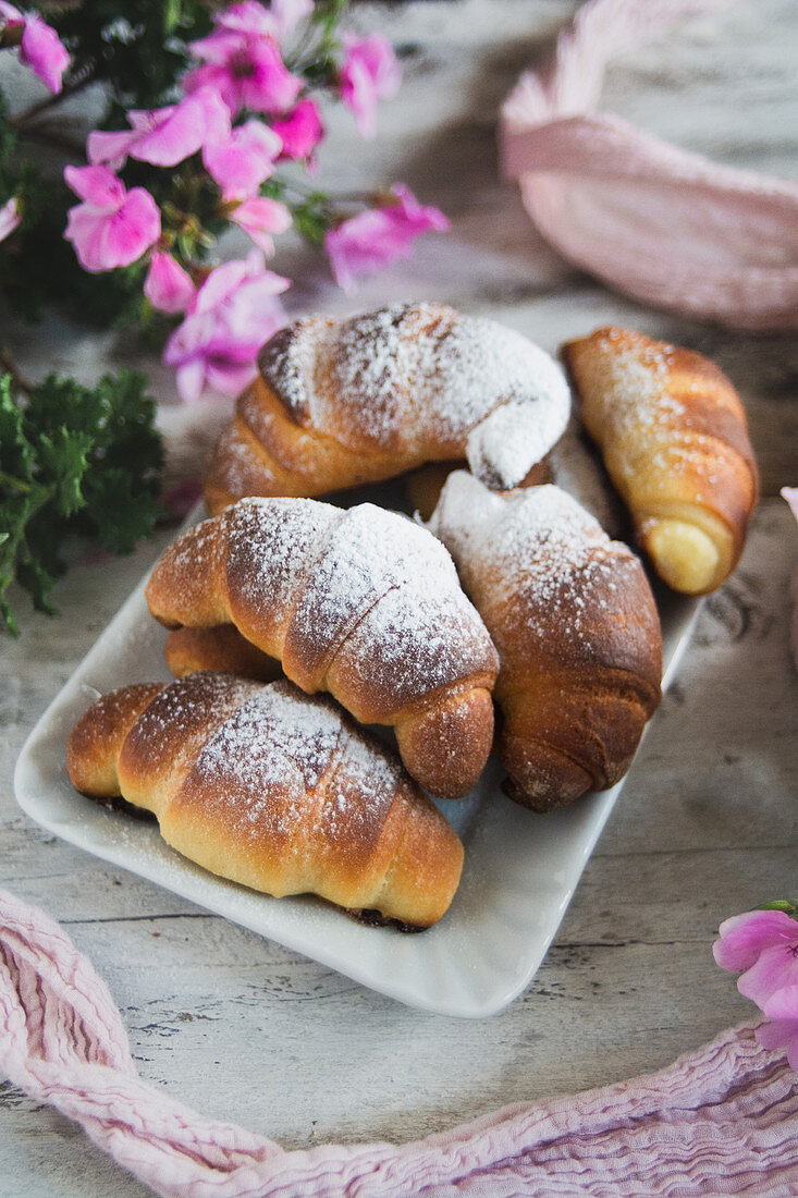 Süße Croissants mit Puderzucker