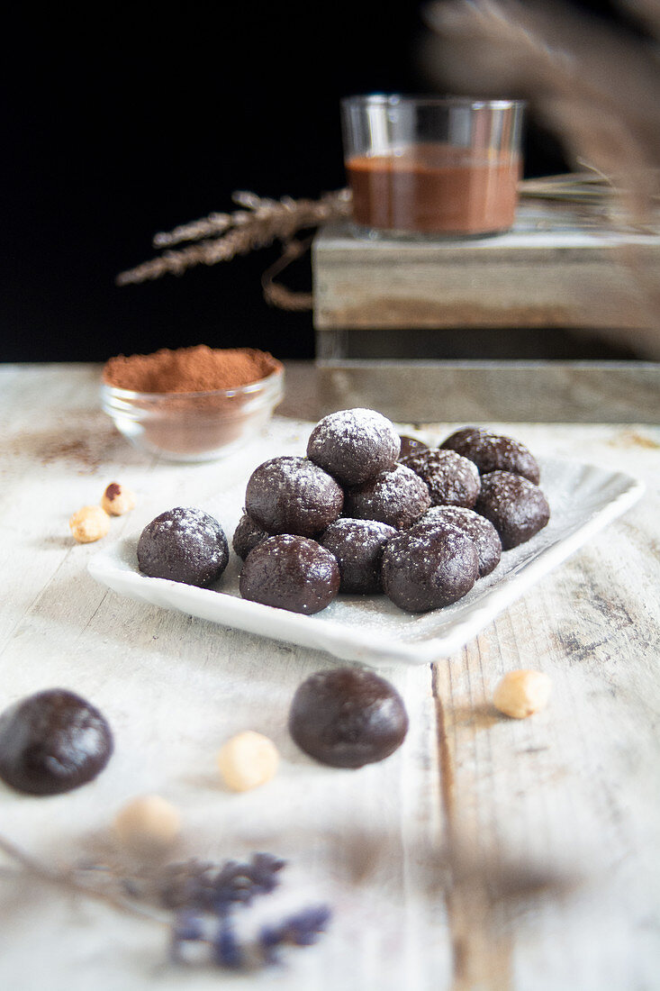 Haselnuss-Schokoladenpralinen mit Kakao auf Tisch