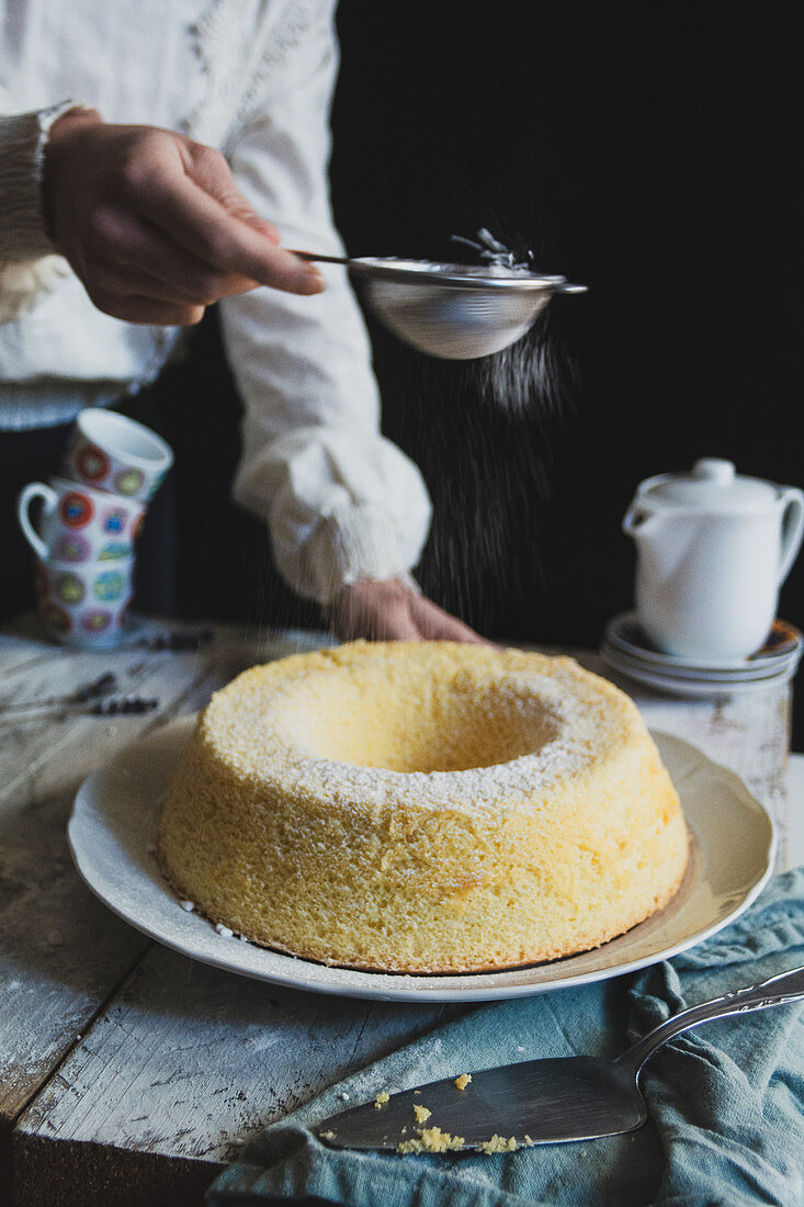 Chiffon Cake mit Puderzucker besieben