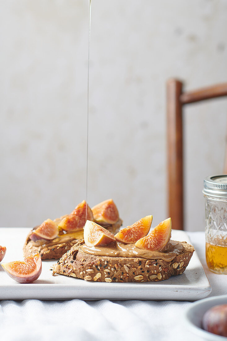 Brot mit Erdnussbutter, Feigen und Honig