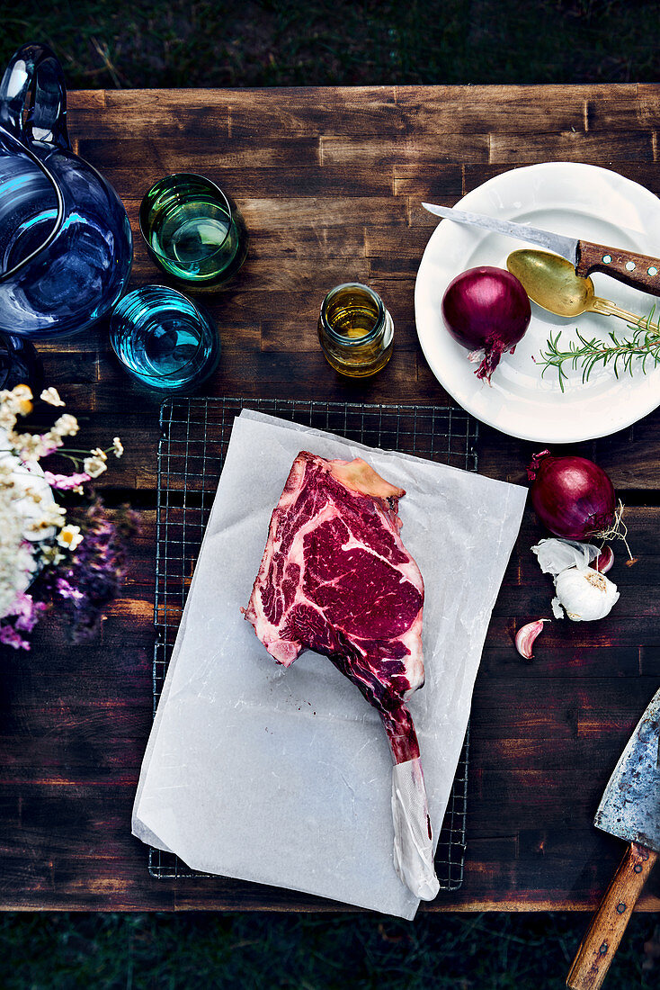 Rohes Tomahawk-Steak auf Papier