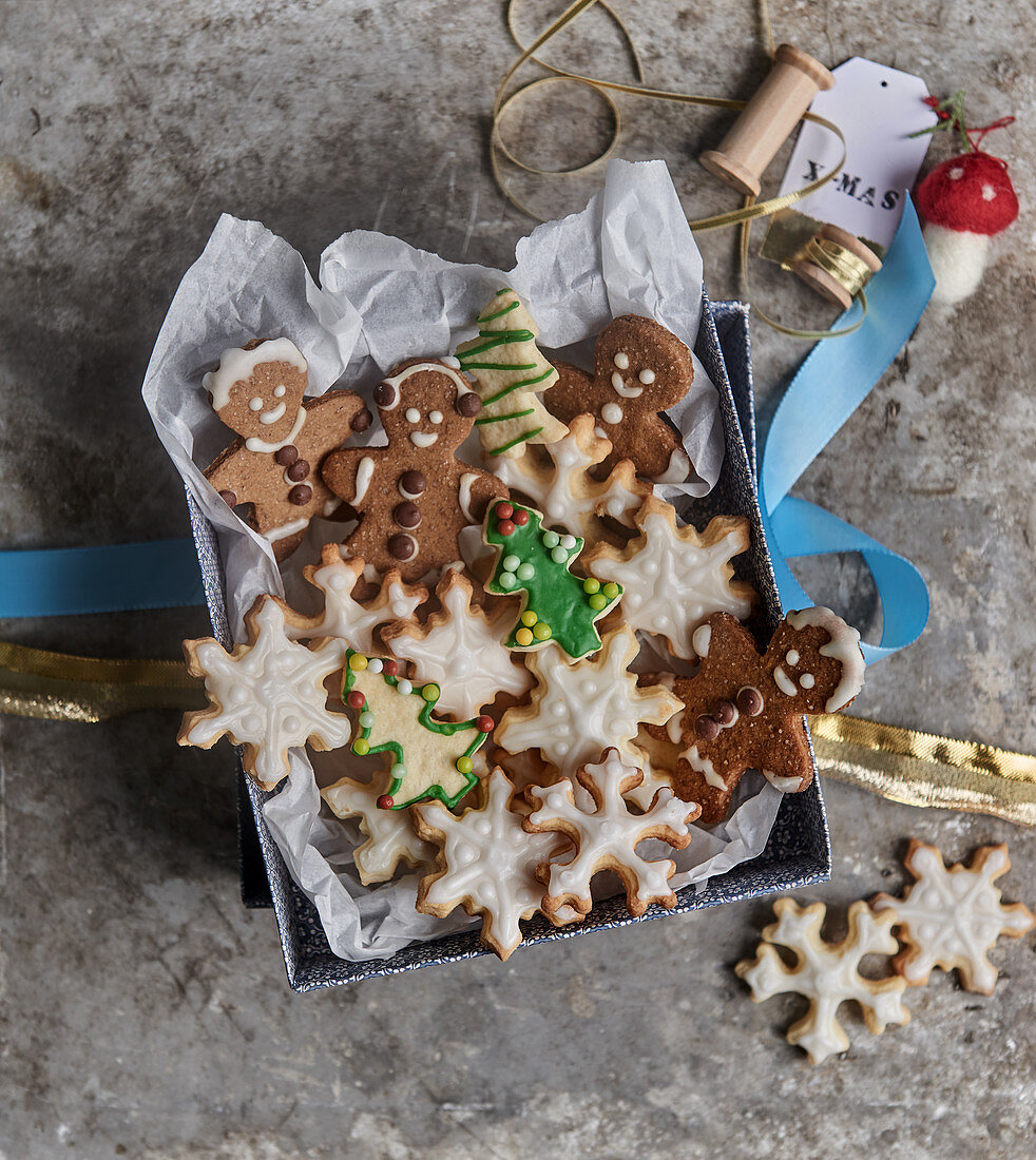 Butterplätzchen und Lebkuchenmännchen in Box mit Weihnachtsdeko