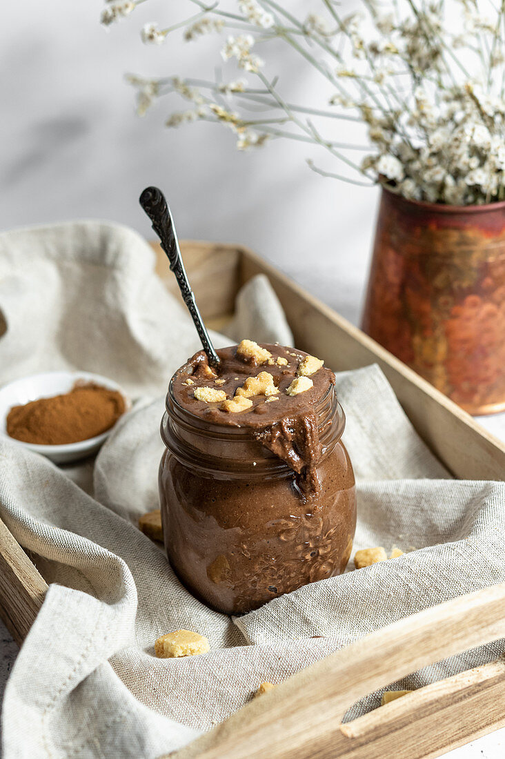 Veganer Schokoladen-Haselnuss-Aufstrich mit Cookies und Zimt