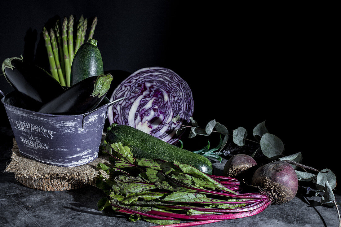 Stillleben mit grünem und violettem Gemüse