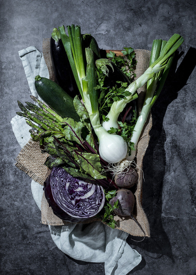 Stillleben mit grünem und violettem Gemüse