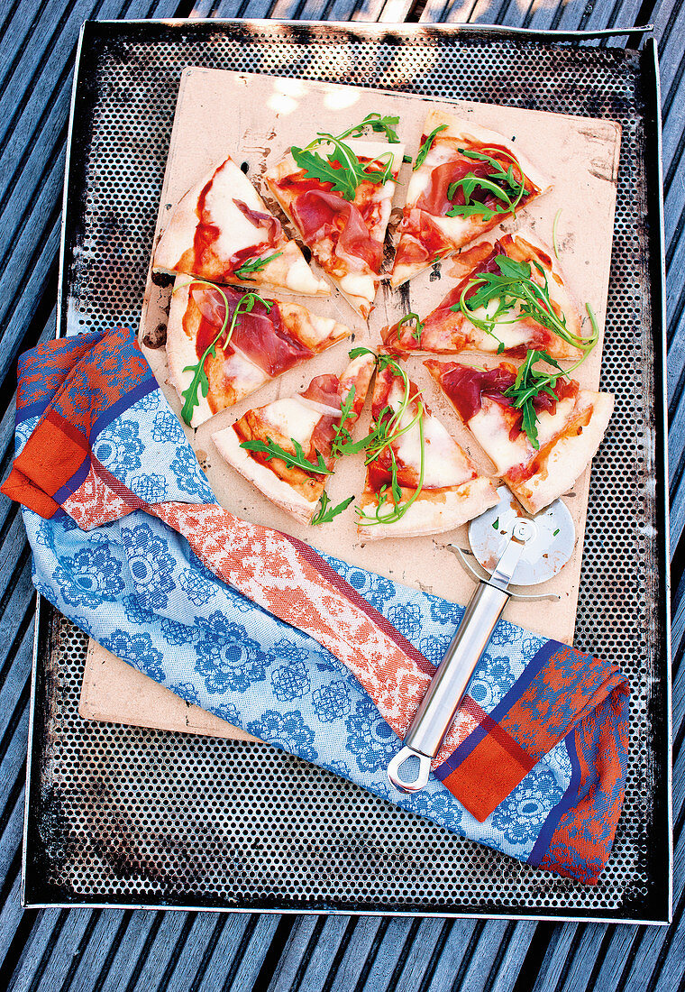 Pizza 'Parma' mit Rucola und Mozzarella