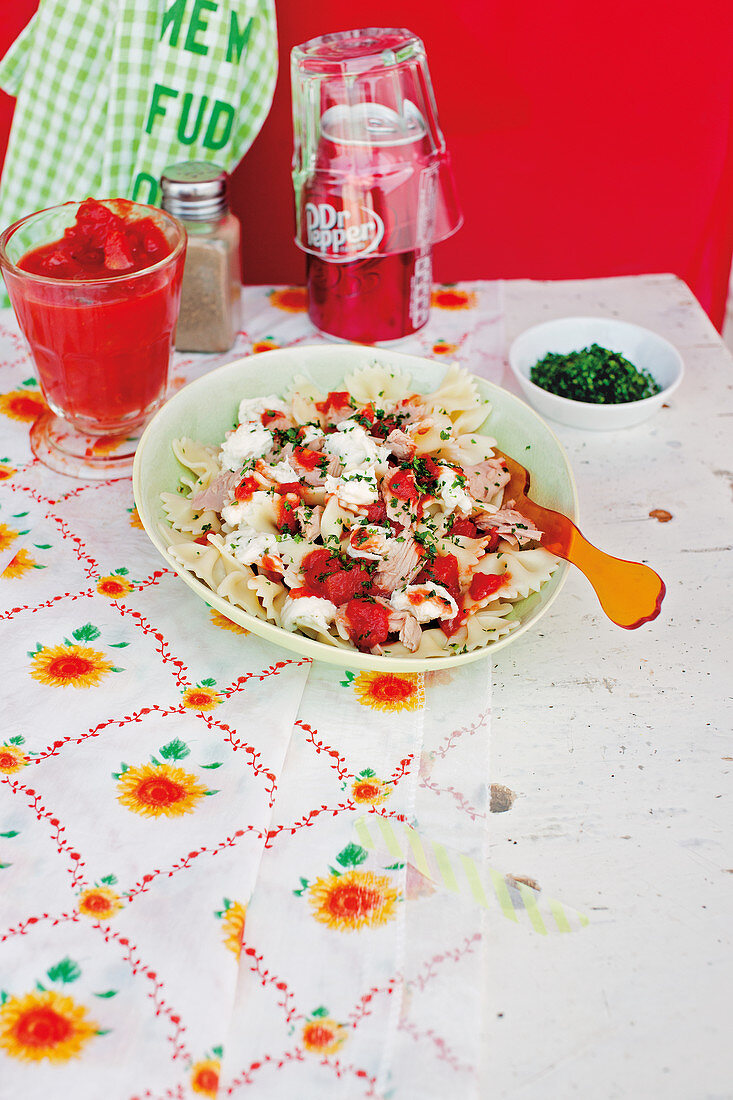 Thunfisch-Farfalle mit Tomaten und Mozzarella