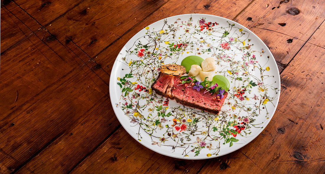 Simmentaler Hochrippe mit grüner Sauce und Meerrettich