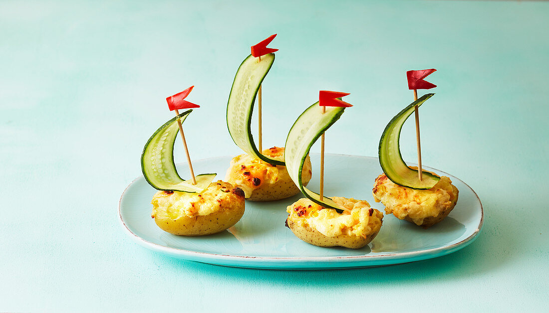 Gratinated potato boats with cucumber sails