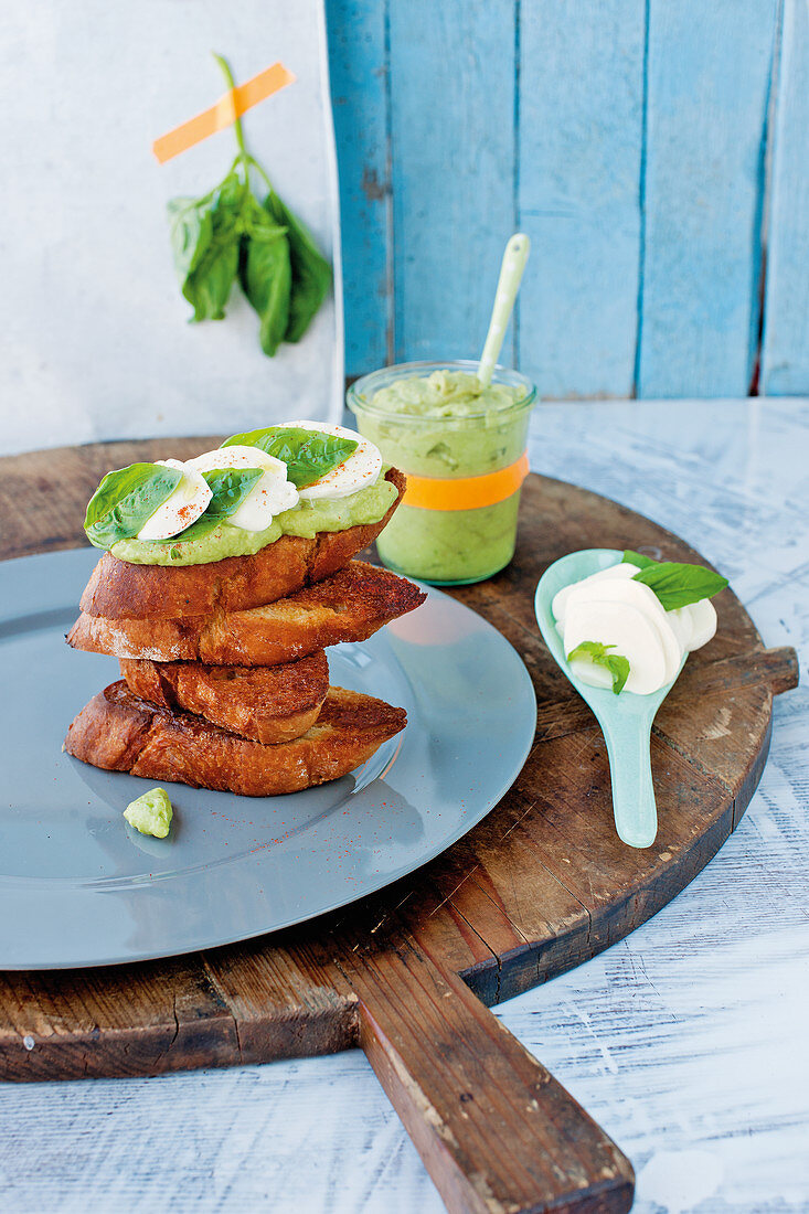 Mozzarella-Avocado-Bruschetta