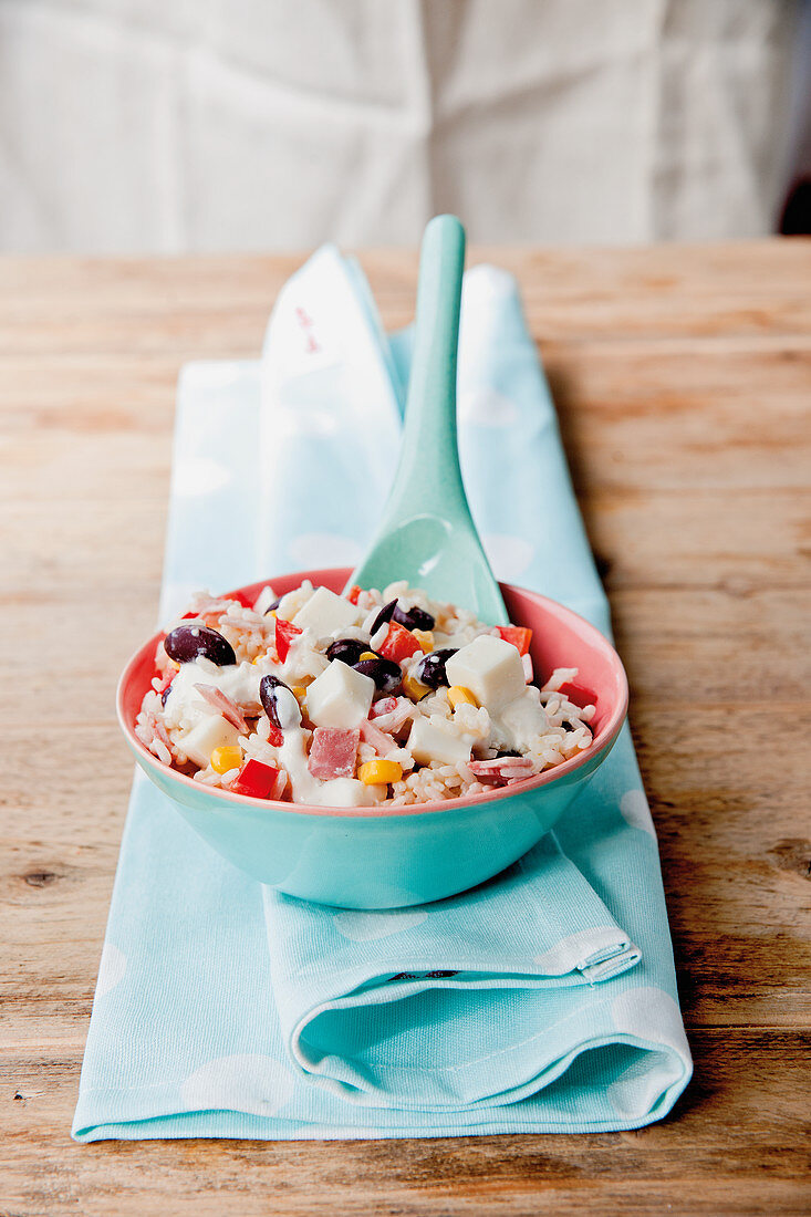 Mozzarella-Reissalat mit Mais und Schinken