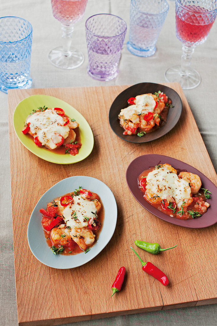 Überbackene Garnelen mit Mozzarella und Tomaten