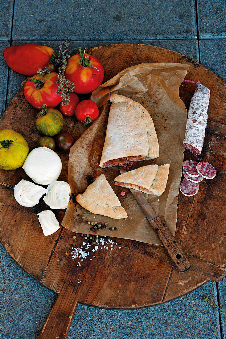 Leichte Calzone mit Salami, Tomaten und Mozzarella