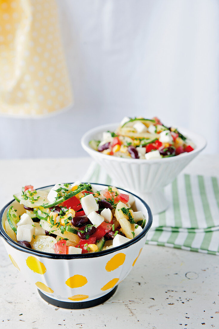 Mexikanischer Kartoffelsalat mit Mais, Mozzarella und Oliven