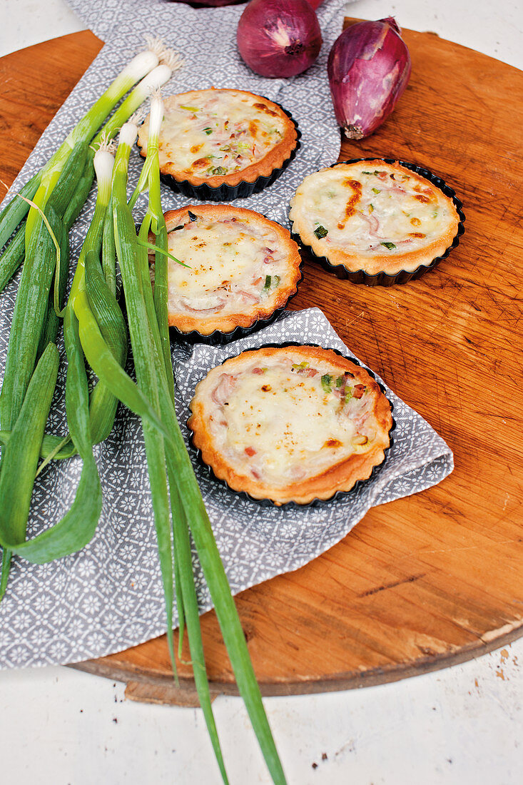 Mini onion tarts with ham and mozzarella