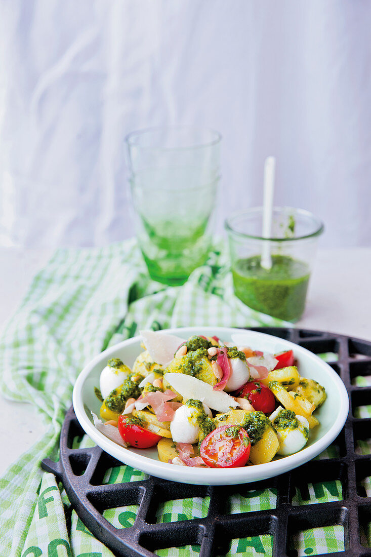 Pesto-Kartoffelsalat mit Mozzarella und Parmaschinken